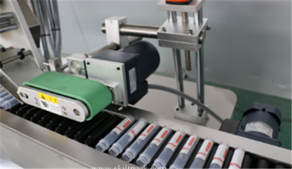 Servo Motor Vial Sticker Labelling Machine Otomatîk Sitkcer Ampoule Tube