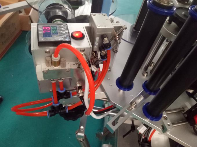 Sê An Du Mîneya Alîkariya Nişankirina Sticker Bi Makîneya Kodkirinê ve