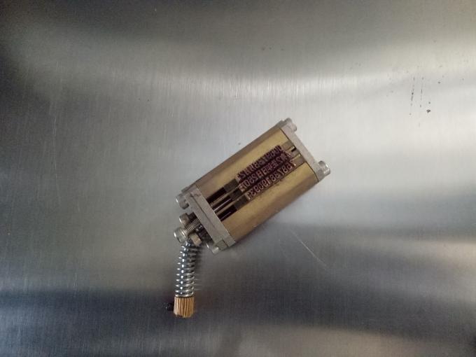 Sê An Du Mîneya Alîkariya Nişankirina Sticker Bi Makîneya Kodkirinê ve